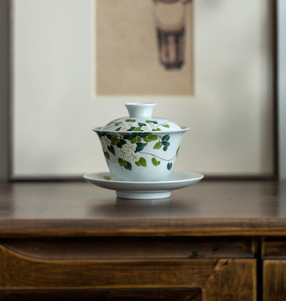 Гайвань — специальная чашка для заваривания чая из стекла/глины/фарфора, с крышкой и блюдцем, объемом 80-200 мл.