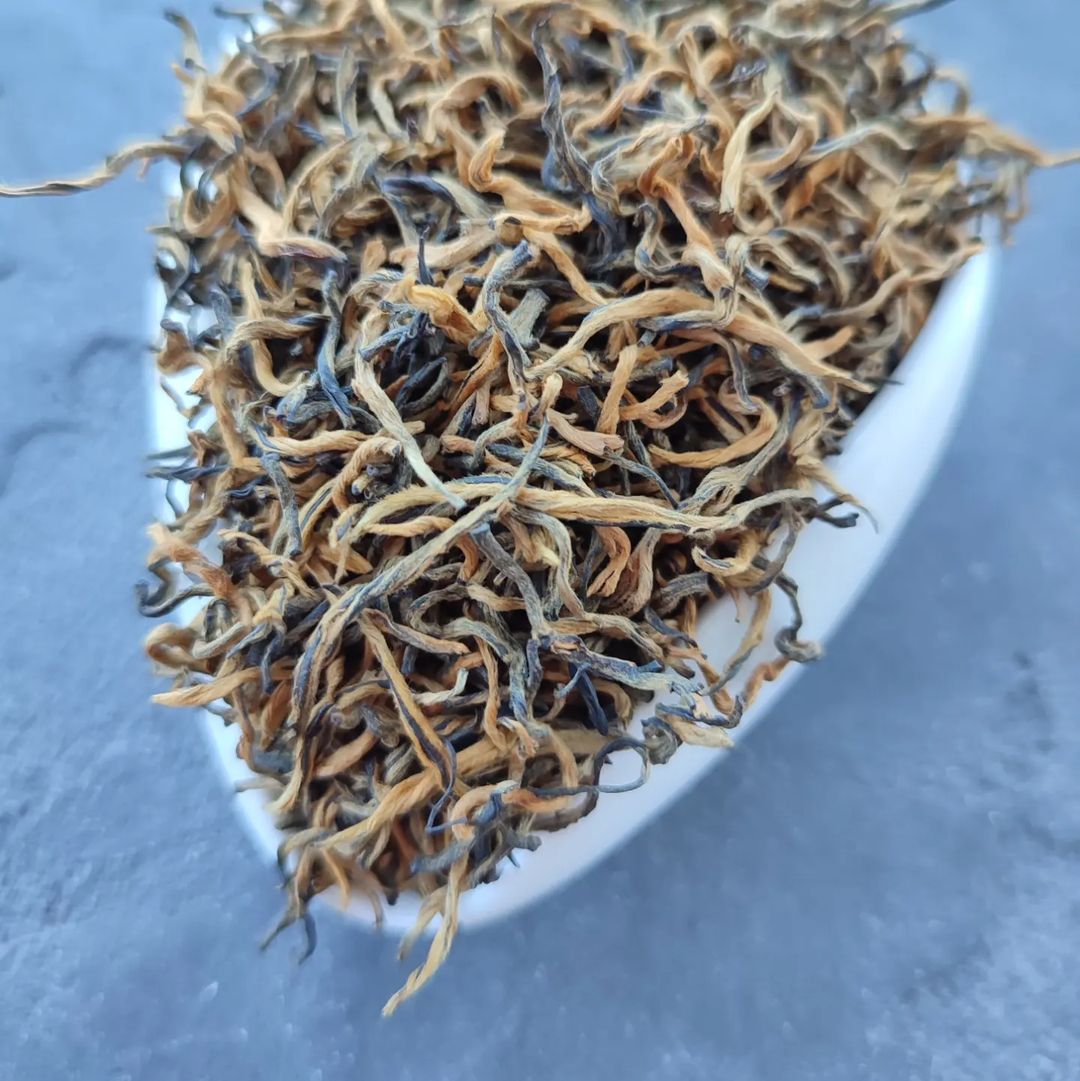 Цзінь Цзюнь Мей, Золоті Брови