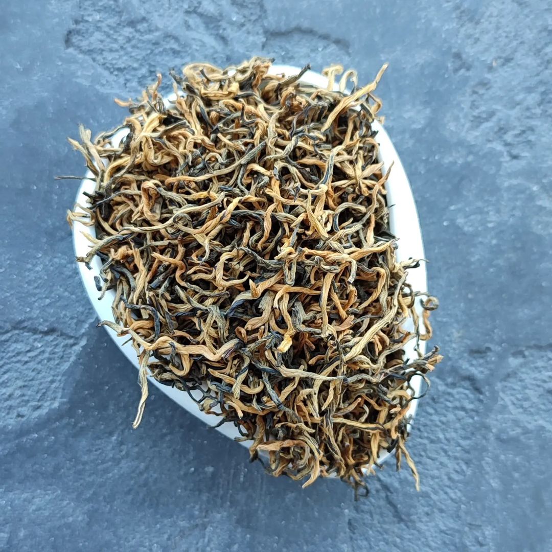 Цзінь Цзюнь Мей, Золоті Брови