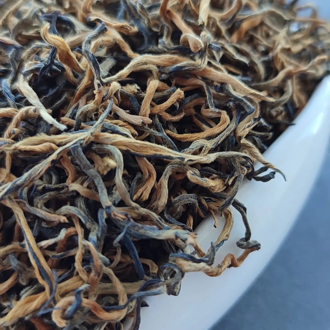 Цзінь Цзюнь Мей, Золоті Брови