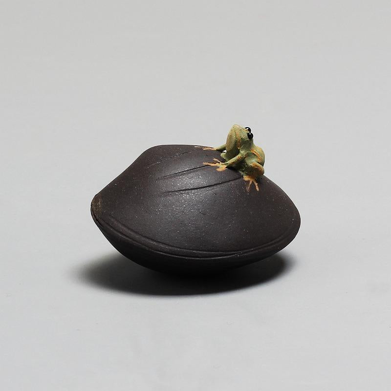 Чайна іграшка Жабка на мушлі