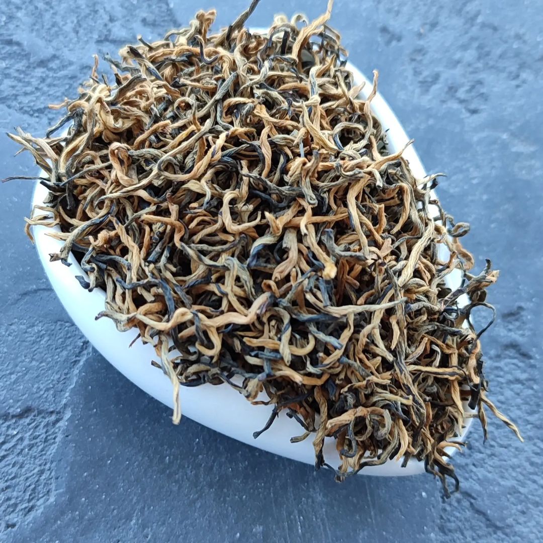 Цзінь Цзюнь Мей, Золоті Брови